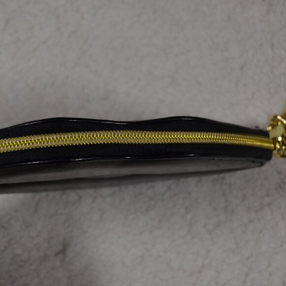 Betsey Johnson black lips wristlet, shiny black vegan leather with gold chain - Picture 8 of 12